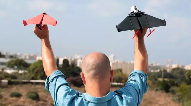 無人機算什么？這個紙飛機可飛10分鐘，還能用VR控制！