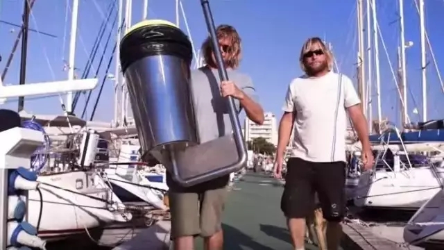 為了找回童年的海洋，這兩個澳洲小伙給大海做了個垃圾桶！
