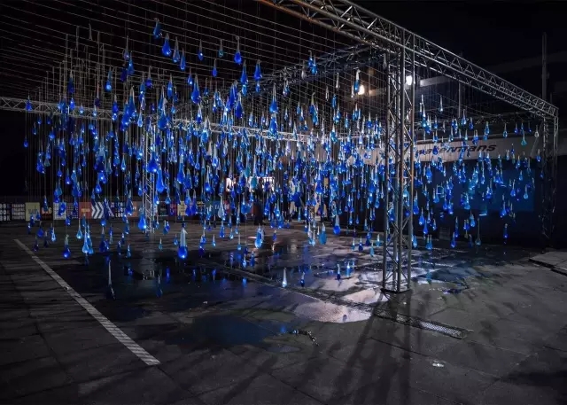 這些人把3000個套套從天上扔下來，不僅沒引來城管，還治愈了災后的臺灣……