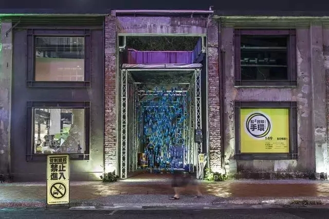 這些人把3000個套套從天上扔下來，不僅沒引來城管，還治愈了災后的臺灣……