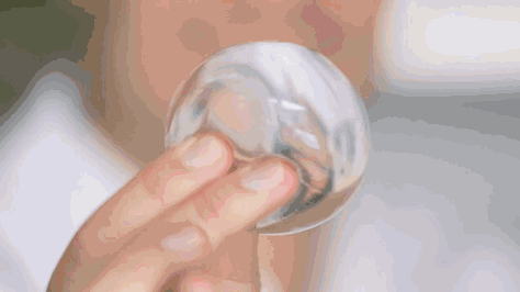 再見礦泉水瓶！英國3位學生發明可食用水包，引730萬人圍觀模仿