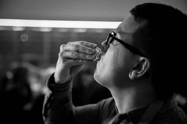 再見礦泉水瓶！英國3位學生發明可食用水包，引730萬人圍觀模仿