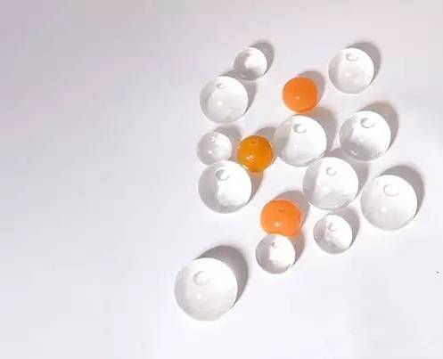 再見礦泉水瓶！英國3位學生發明可食用水包，引730萬人圍觀模仿