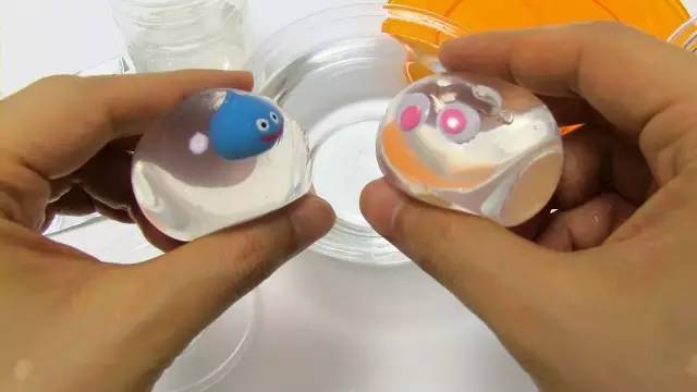 再見礦泉水瓶！英國3位學生發明可食用水包，引730萬人圍觀模仿
