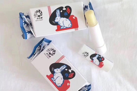 “大白兔”還是“人白免”？小心買到山寨版大白兔唇膏！