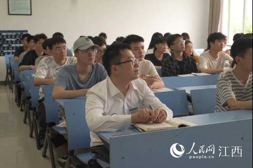 自強不息的少年！腦癱大學生獲八項實用新型專利：我不認命